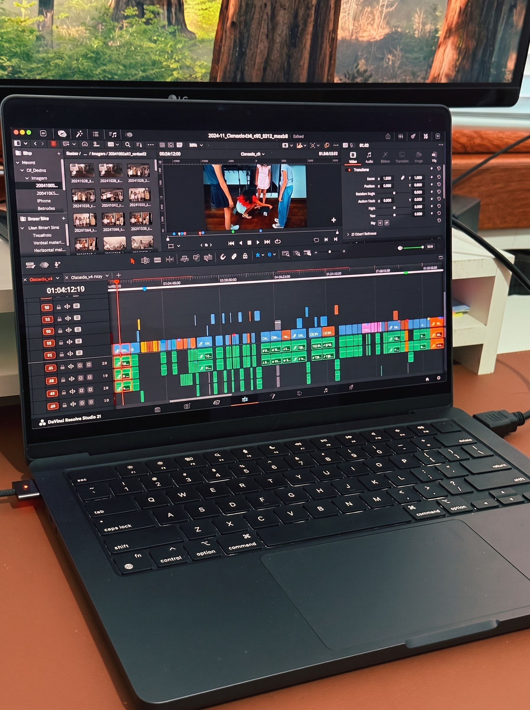 Estação de edição de vídeo com DaVinci Resolve